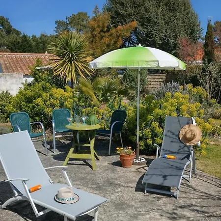 Les Palmiers לינה וארוחת בוקר 3*